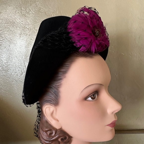 PRETTY 1940s\' BLACK FELT HAT WITH FUCHSIA FEATHER \
